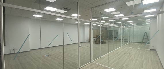玻璃隔間隱私與通風兼顧
